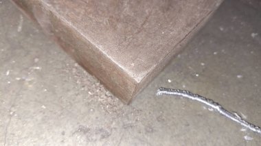 Metal ve ahşap saplı metal plaka.