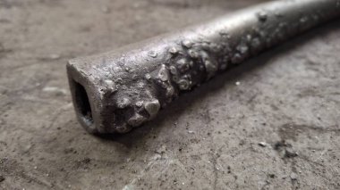 Masada metal ve çelik matkap var.