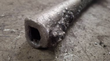 Çekiçli eski metal boru.