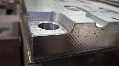 Beyaz arka planı olan metal bir boru.