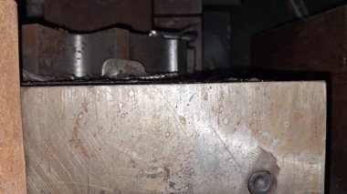 Metal fabrikada. Üretim süreci.