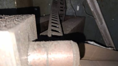 Bir sürü farklı boyutlarda paslı metal zincir.