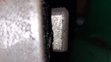 Paslı bir boruya yakın.