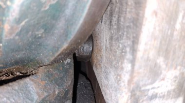 Metal bir plakaya yakın.