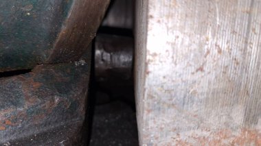 Eski paslı demir kapı, saplı.