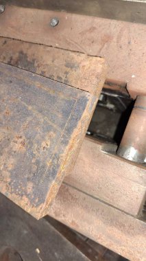 Metal bir boruya yakın.