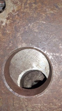 Sokaktaki paslı metal boru.