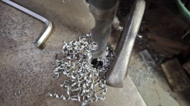 Metal bir boruya yakın.