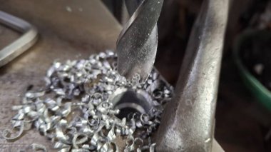 Beyaz zemin üzerinde metal zincir ve zincir