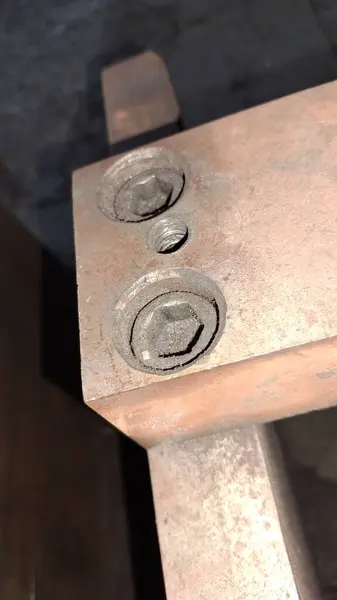 Metal bir kapıyı kapat.