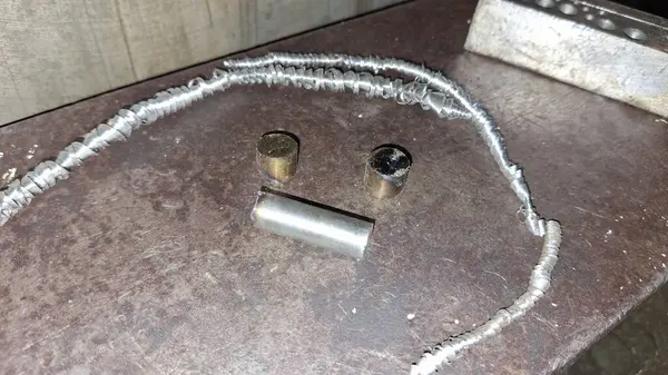 Garajda metal zincir