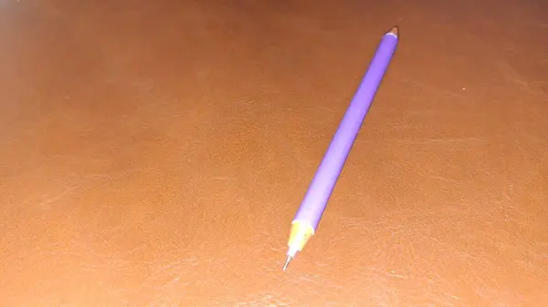 ahşap bir masa üzerinde kalem