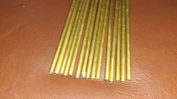 Siyah arkaplanlı makarna.