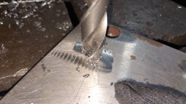 Siyah arka planda metal boru