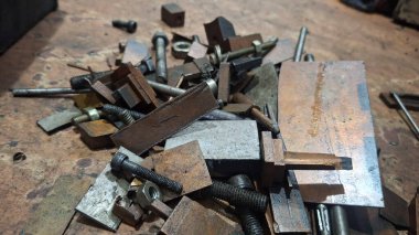 Farklı boyutlarda ve boyutlarda eski ahşap bir masa.