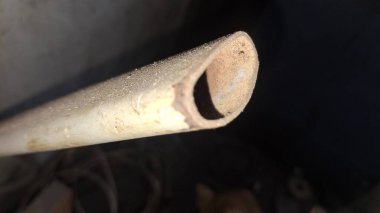 Atölyedeki bir boruyu kapat.