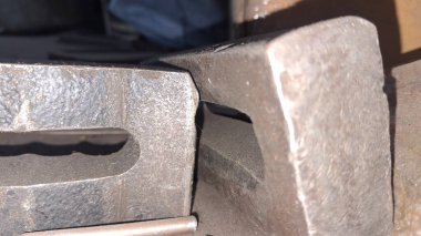 Metal bir boruya yakın.