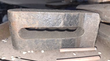 Büyük zincirli metal boru.