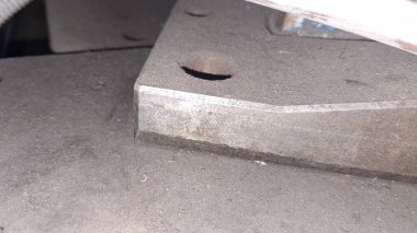 Büyük bir tahta parçasıyla metal boru.