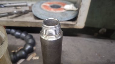 Atölyedeki metal boru.