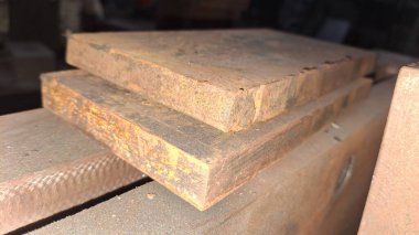 Bir sürü odunu olan paslı metal bir boru.