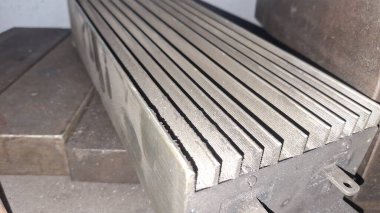 Metal ürünlerin depolandığı depoda metal profil borusu ve dikdörtgen kesiti