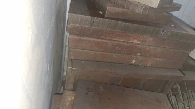 Eski paslı metal boru