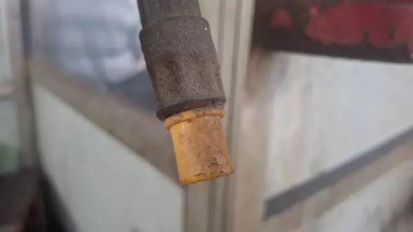 Pencerenin ahşap sapı