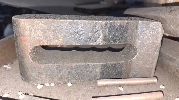 Büyük zincirli metal boru.