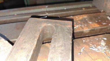 Binanın çatısında metal bir boru var.