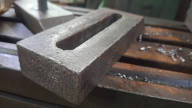 Metal saplı metal plaka