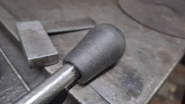 Atölyedeki metal ütü