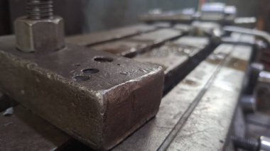 Metal bir boruya yakın.