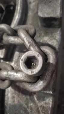 Siyah zemin üzerinde metal zincir