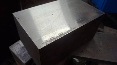 Metal saplı metal plaka