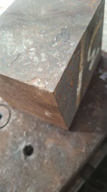 Atölyede büyük bir metal parçası olan metal plaka.