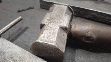 Metal bir boruya yakın.