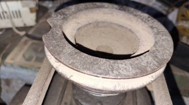 Şehirdeki eski metal boru.