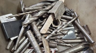 Yerde metal ve metal borular var.