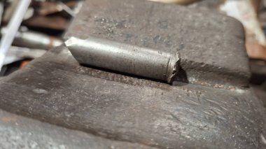 Ahşap arka planda paslı bir ingiliz anahtarının yakın plan çekimi.