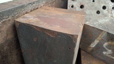 Ahşap saplı eski paslı demir