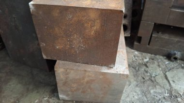 Duvarın arkasındaki metal boru.