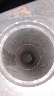 Metal plakayı boruyla kapatın.