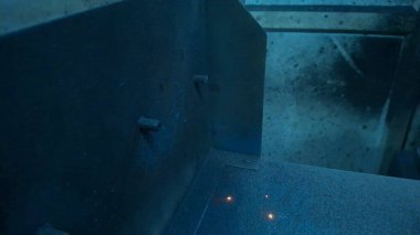 Siyah beyaz fotoğraflı metal.