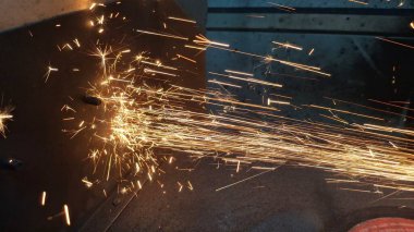 Öğütücüyle metal kıvılcımlar