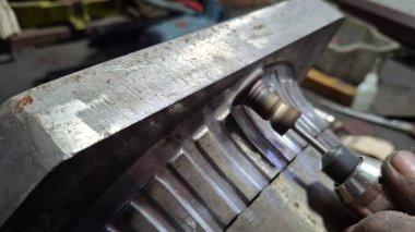 Bir araba tekerleğini kapat.