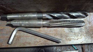 Gri arkaplanda metal araçlar