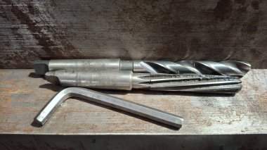 Masada metal matkabı olan çelik matkap..