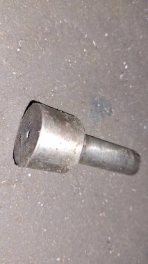 Bir sürü ebatta eski metal boru.