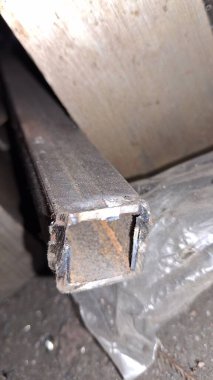 Bir sürü odunu olan tahta bir tahta.